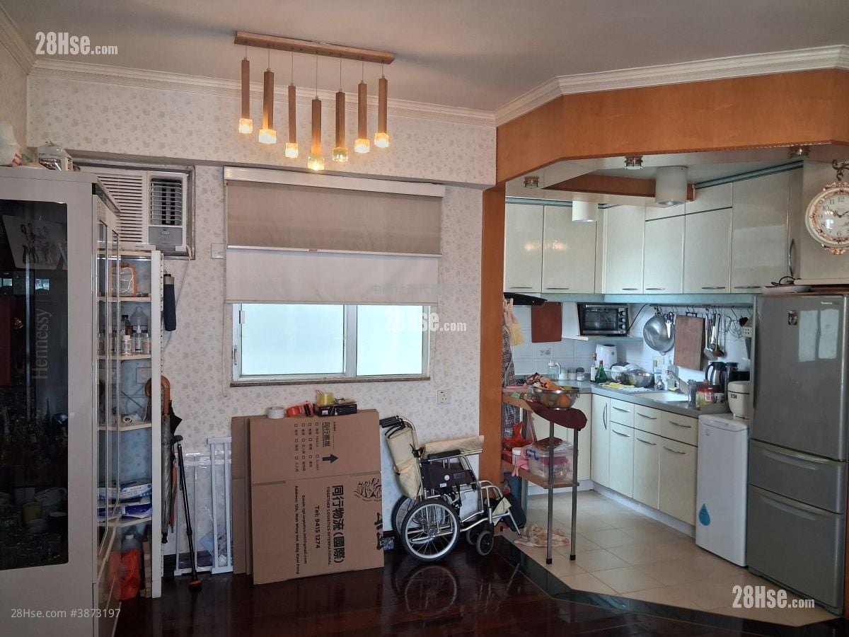 living room: Tsuen Wan Plaza Sell 3 Bedrooms , 1 Bathroom 552 ft²