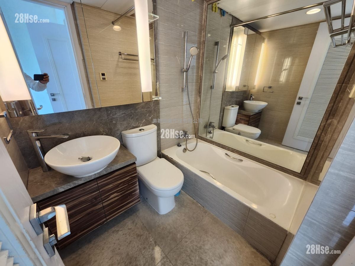 One West Kowloon Sell 4 Bedrooms , 3 Bathrooms 973 ft²