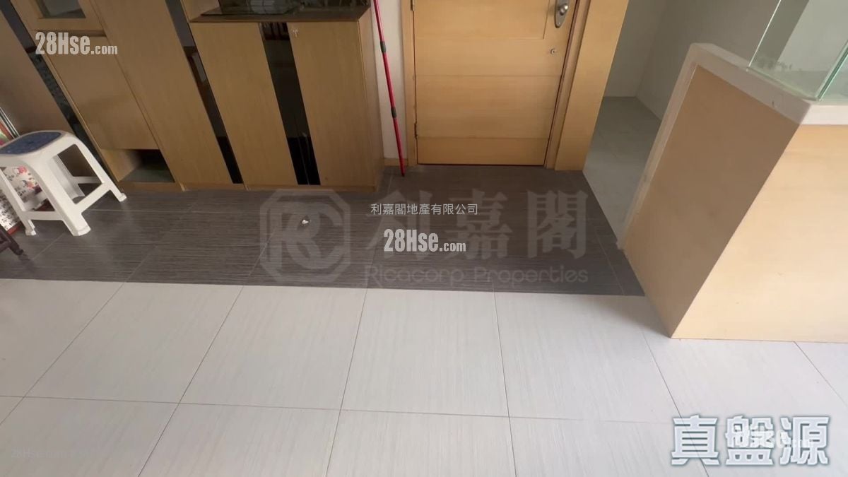 Mei Foo Sun Chuen Sell 3 Bedrooms , 2 Bathrooms 826 ft²