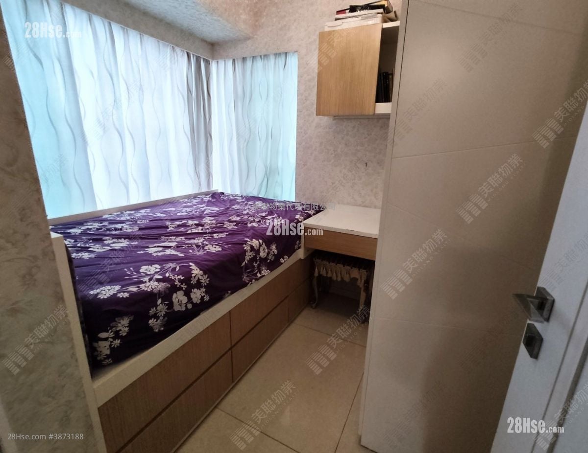 One West Kowloon Sell 4 Bedrooms , 3 Bathrooms 973 ft²