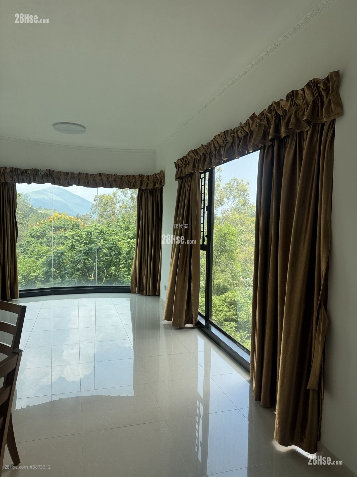 living room: Royal Knoll Sell 4 Bedrooms , 2 Bathrooms 946 ft²