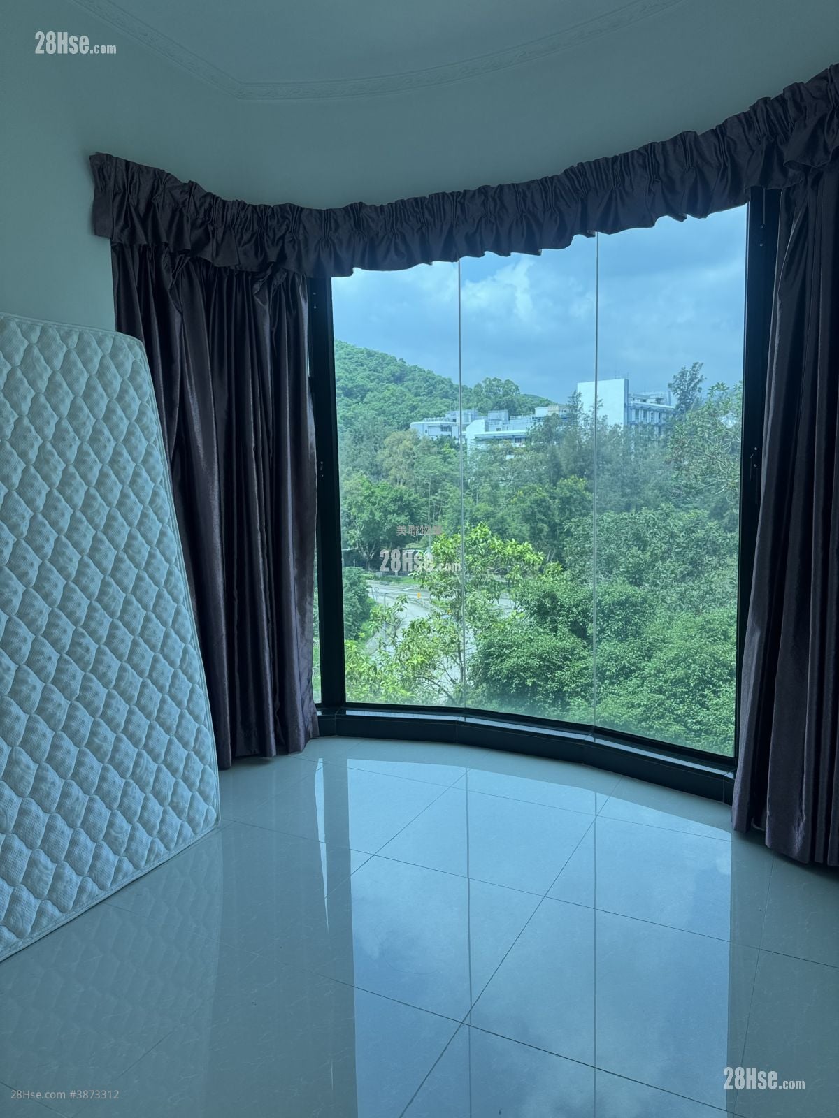 master room: Royal Knoll Sell 4 Bedrooms , 2 Bathrooms 946 ft²