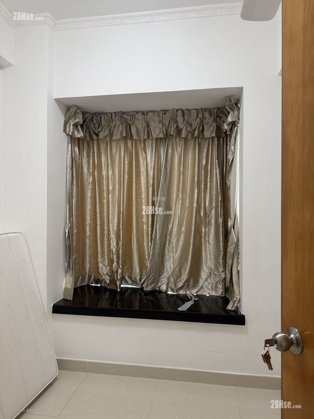 bedroom 1: Royal Knoll Sell 4 Bedrooms , 2 Bathrooms 946 ft²