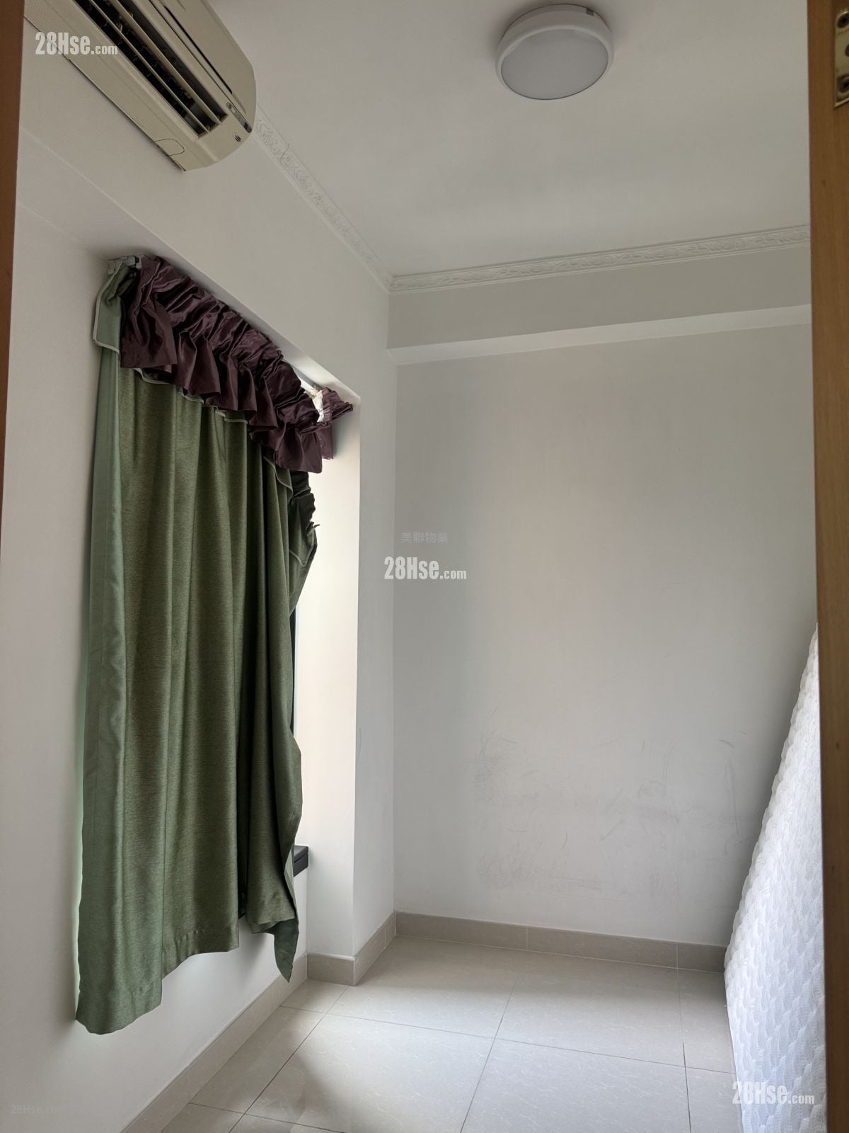 bedroom 3: Royal Knoll Sell 4 Bedrooms , 2 Bathrooms 946 ft²