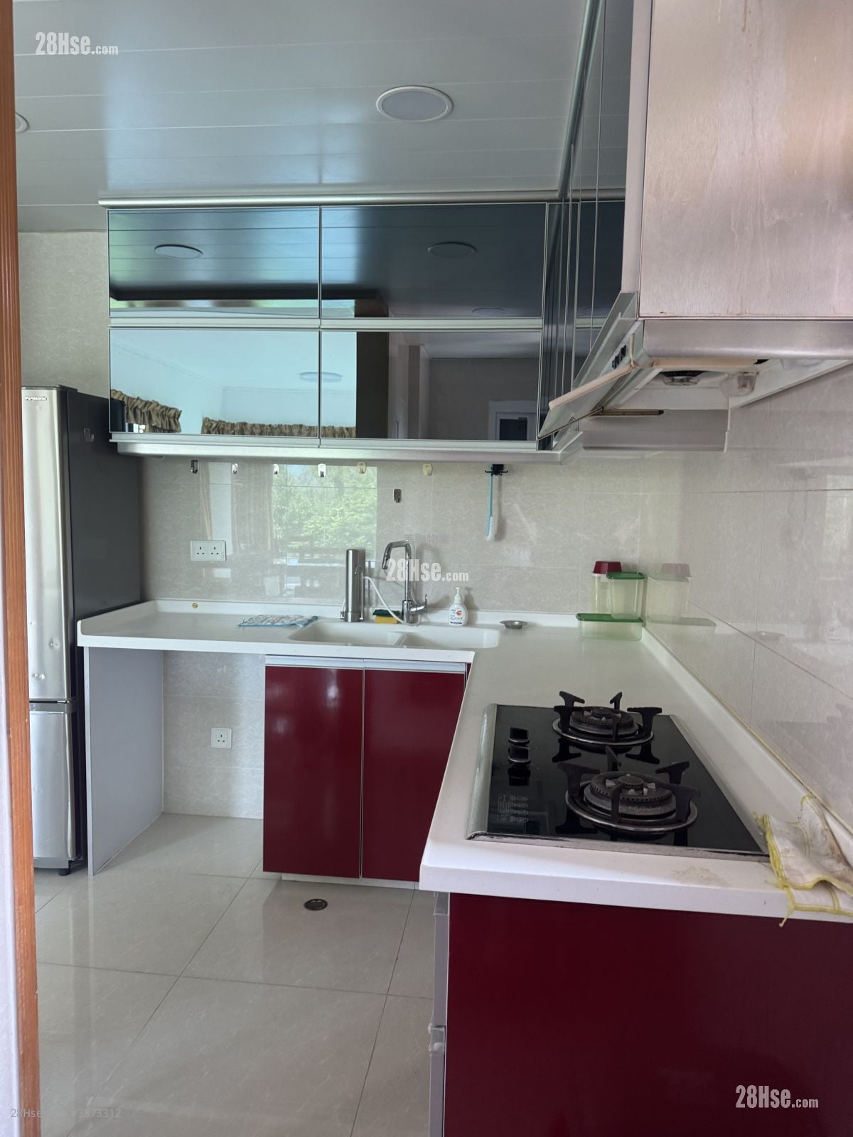 kitchen: Royal Knoll Sell 4 Bedrooms , 2 Bathrooms 946 ft²