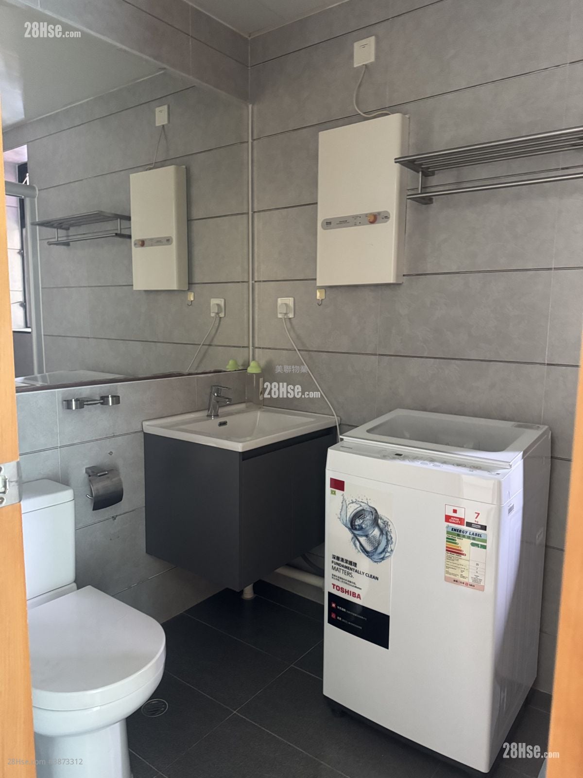 bathroom: Royal Knoll Sell 4 Bedrooms , 2 Bathrooms 946 ft²
