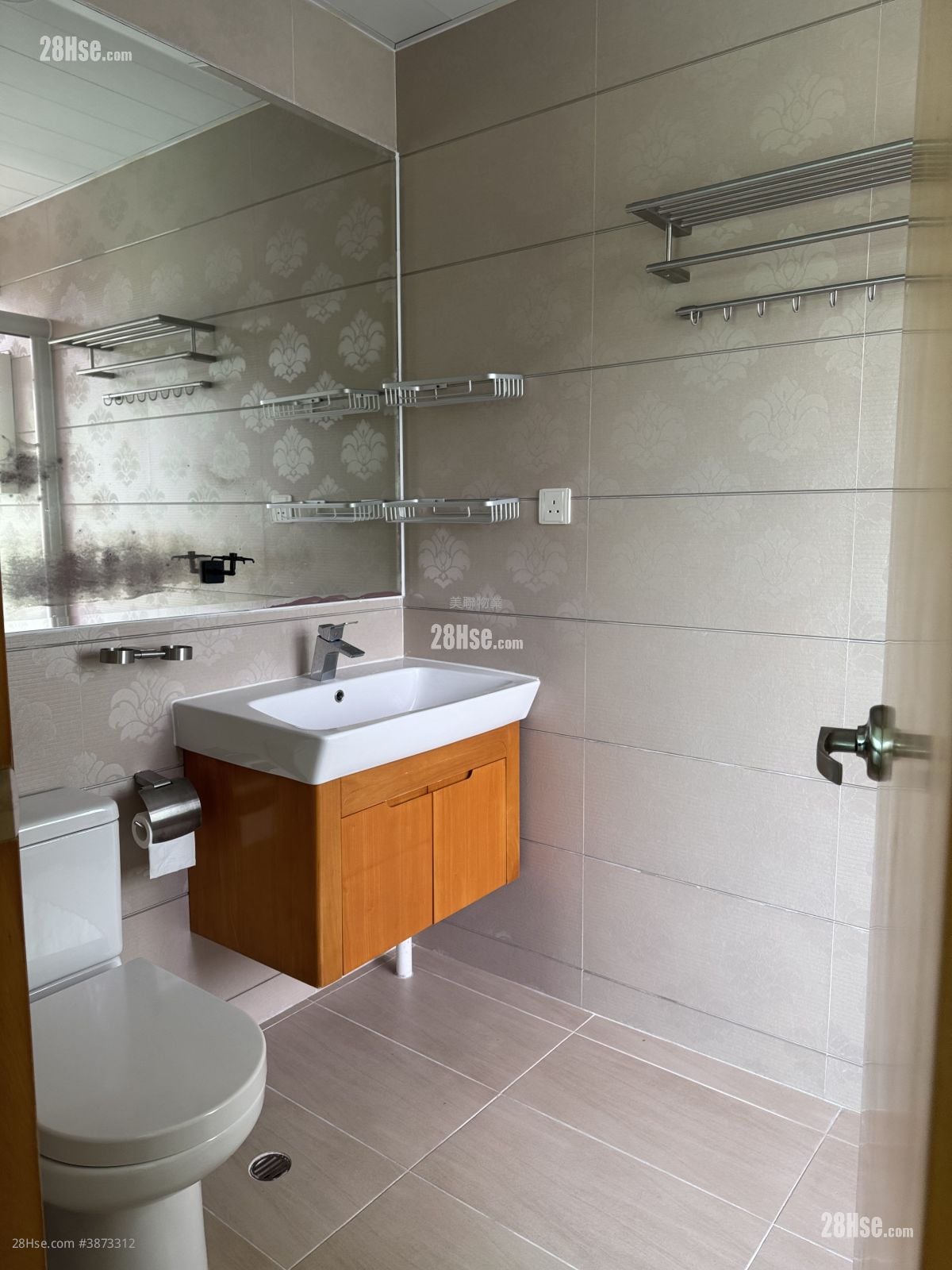 bathroom: Royal Knoll Sell 4 Bedrooms , 2 Bathrooms 946 ft²