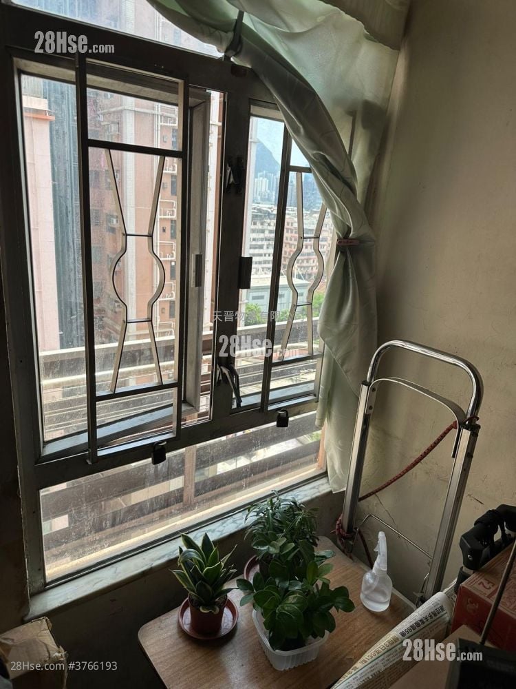 Sun Shing Centre Sell 2 Bedrooms , 1 Bathroom 290 ft²