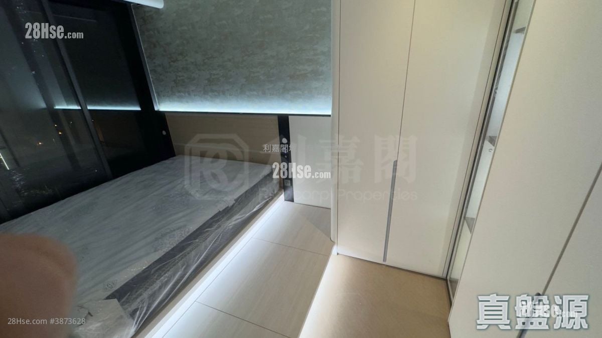 Uptown East Sell 2 Bedrooms 561 ft²