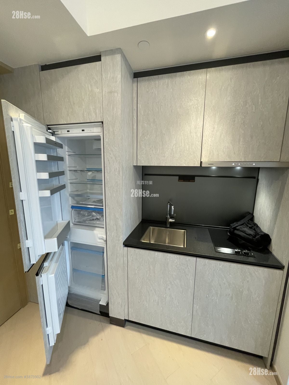 One Victoria Rental 457 ft²