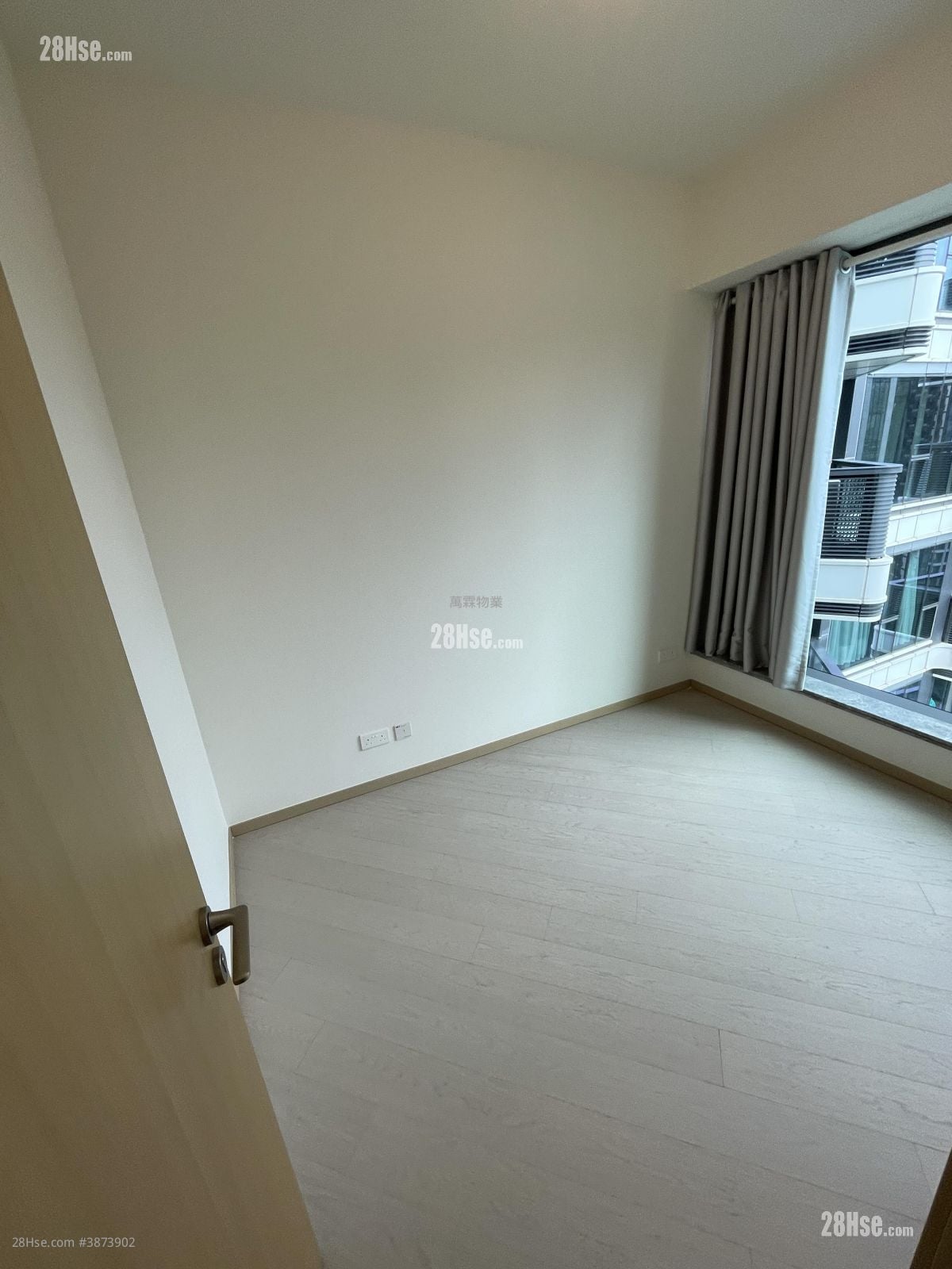 One Victoria Rental 457 ft²