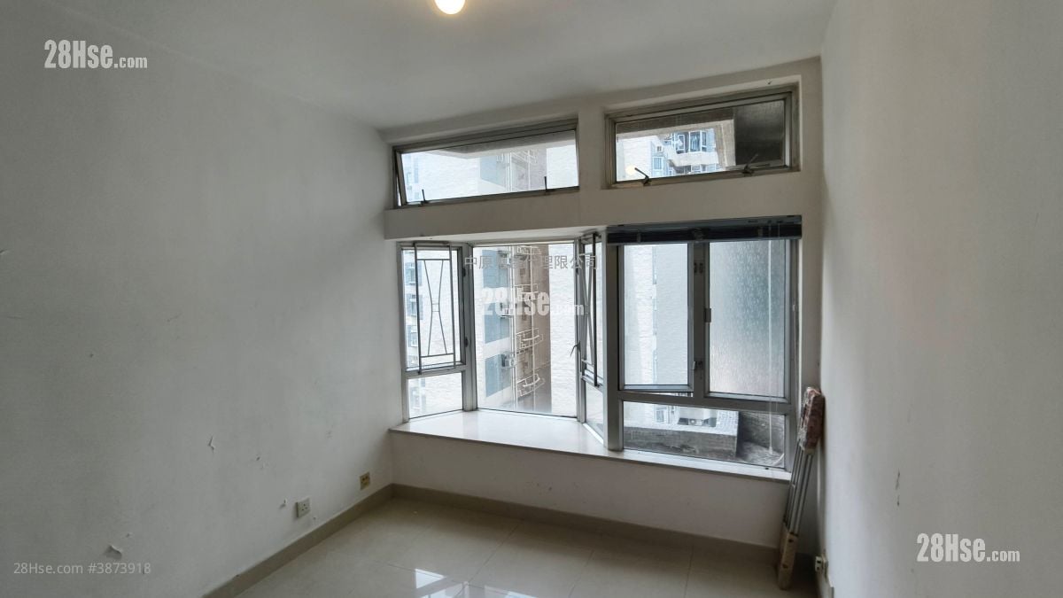 living room: Riviera Gardens Sell 3 Bedrooms , 1 Bathroom 497 ft²