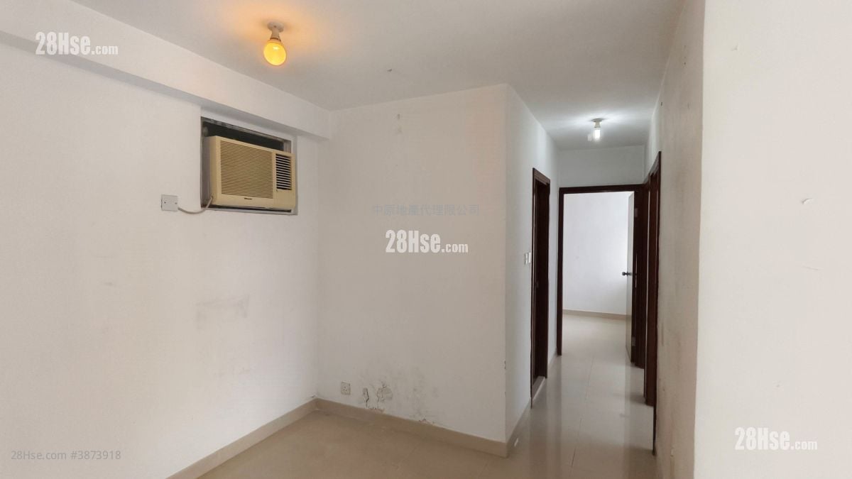 living room: Riviera Gardens Sell 3 Bedrooms , 1 Bathroom 497 ft²