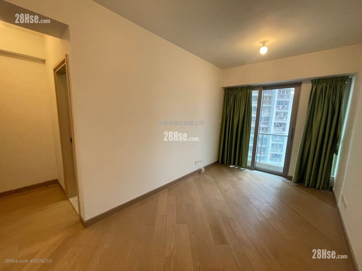 living room: Parc City Sell 2 Bedrooms , 1 Bathroom 522 ft²