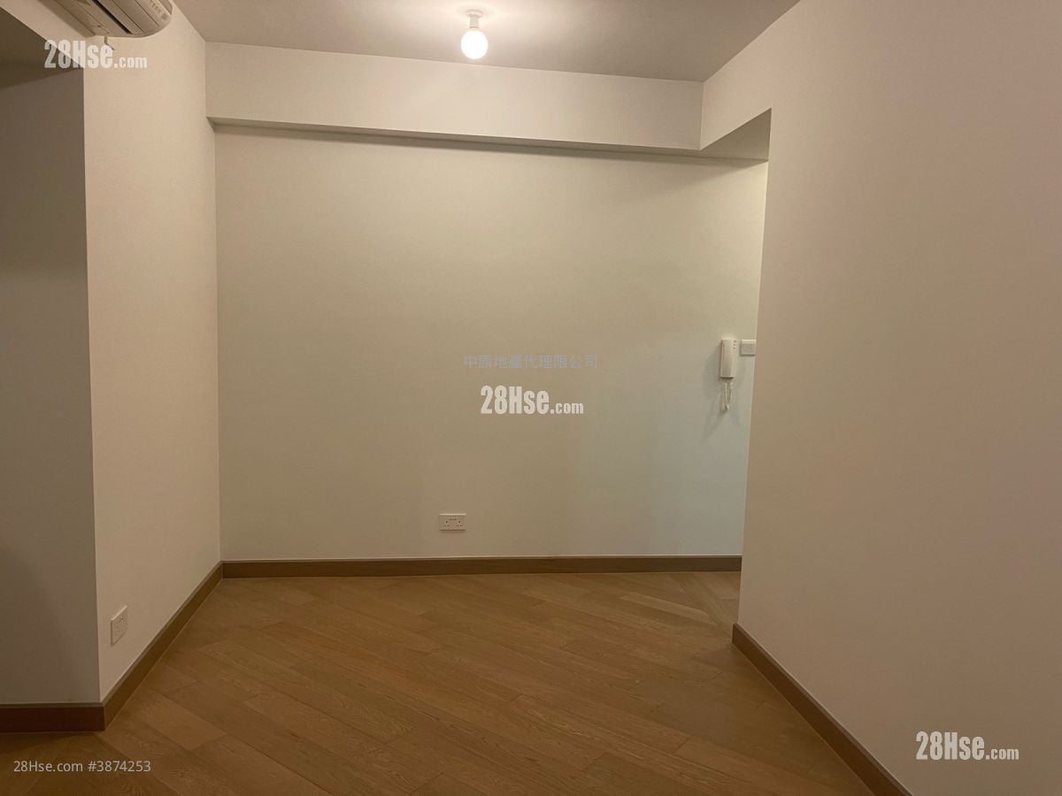 living room: Parc City Sell 2 Bedrooms , 1 Bathroom 522 ft²