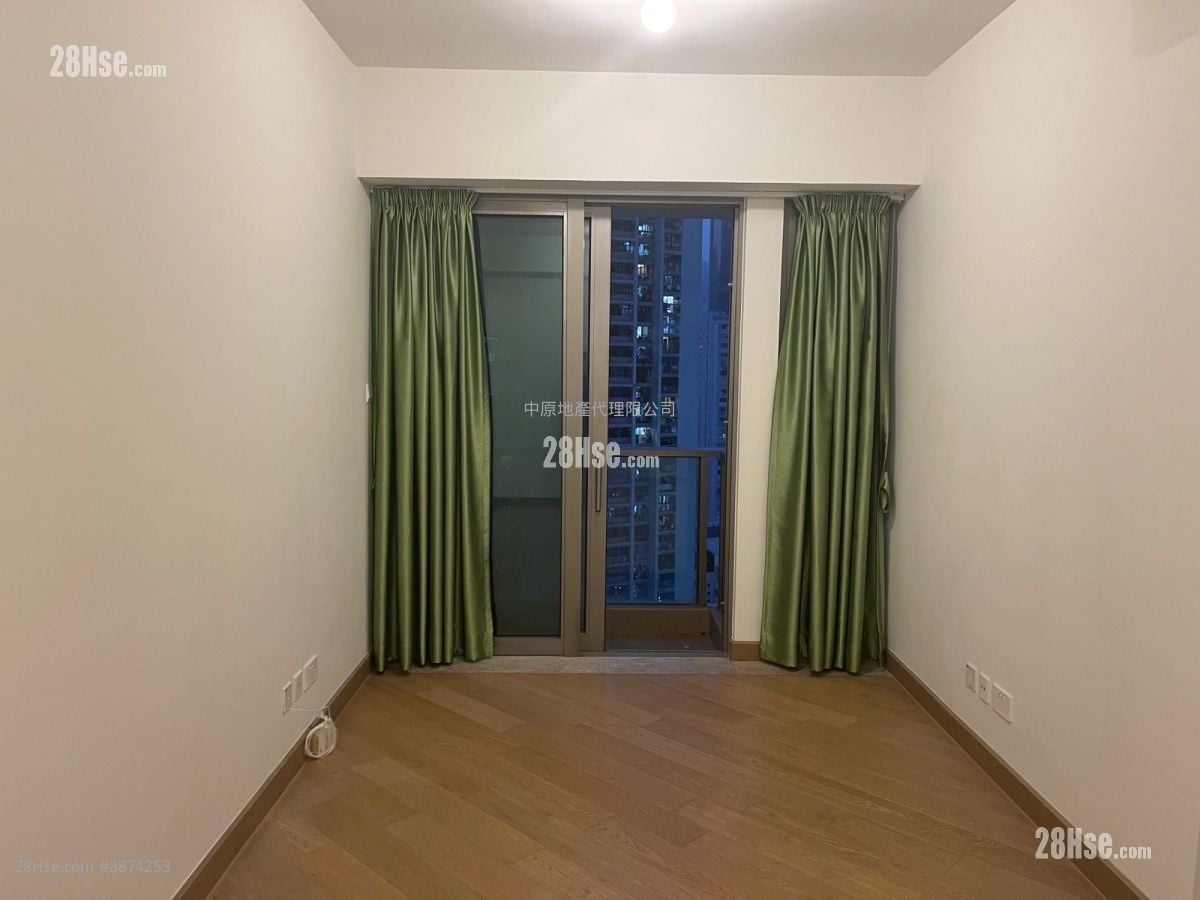 living room: Parc City Sell 2 Bedrooms , 1 Bathroom 522 ft²