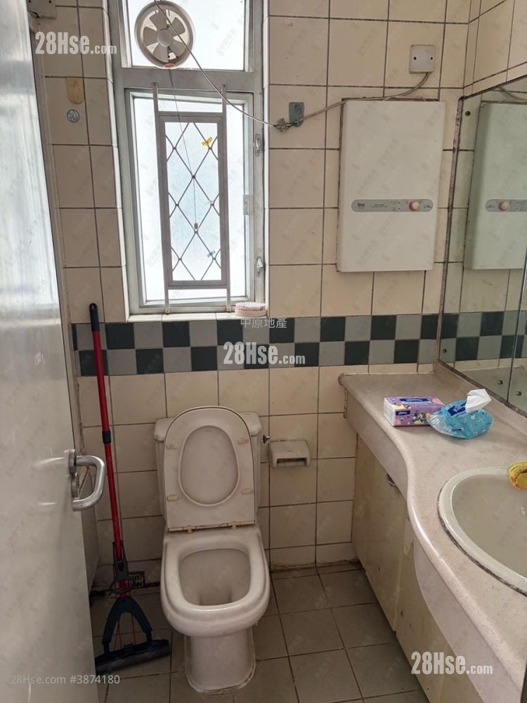 Tin Shing Court Sell 3 Bedrooms 650 ft²