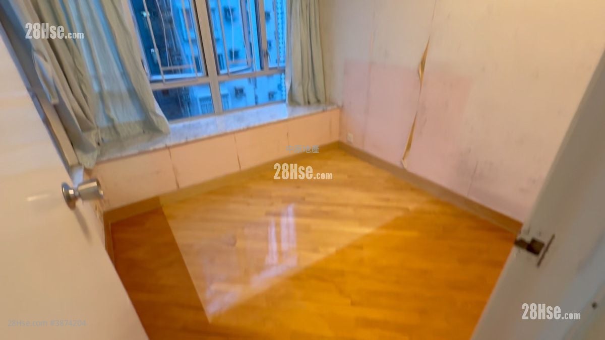 Kwai Chung Plaza Sell 3 Bedrooms , 2 Bathrooms 493 ft²