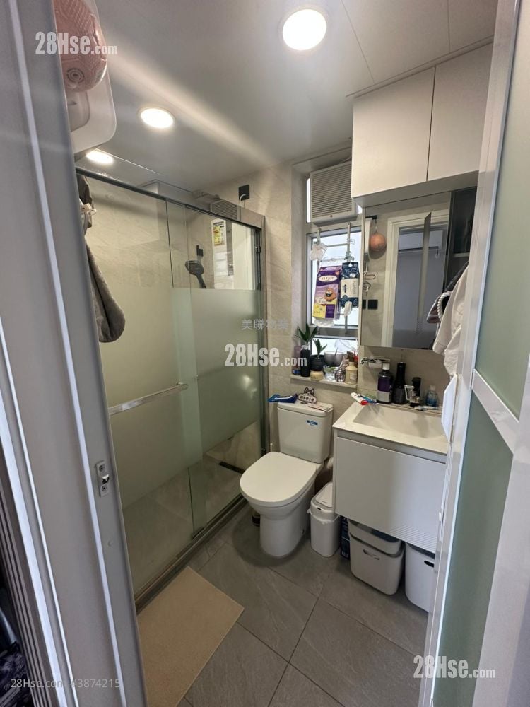 Kam Chun Court Sell 2 Bedrooms , 1 Bathroom 426 ft²