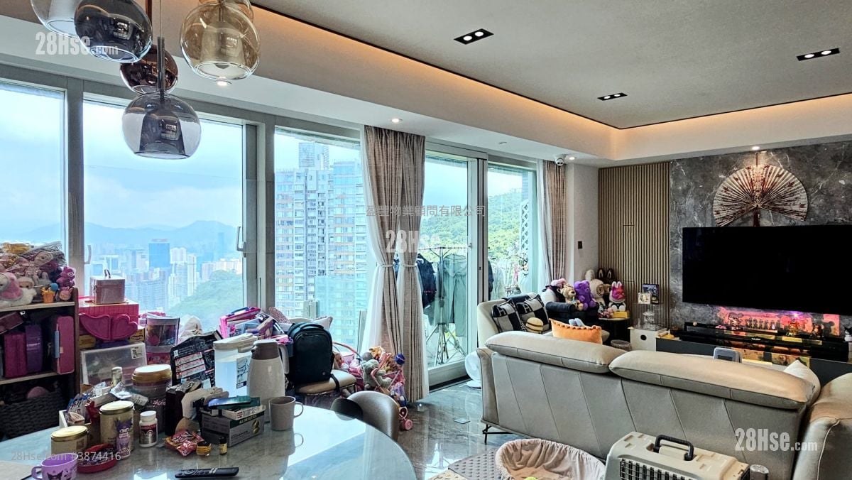 living room: The Legend Sell 3 Bedrooms , 3 Bathrooms 1,387 ft²