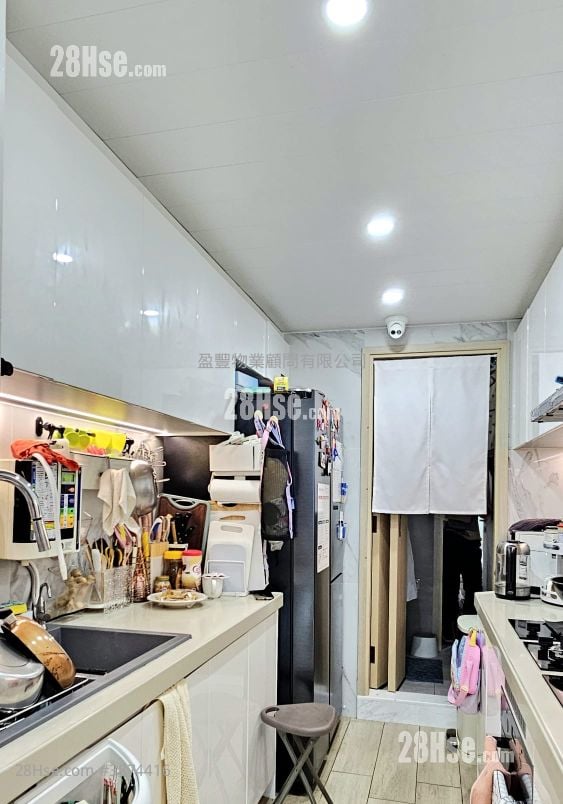 kitchen: The Legend Sell 3 Bedrooms , 3 Bathrooms 1,387 ft²