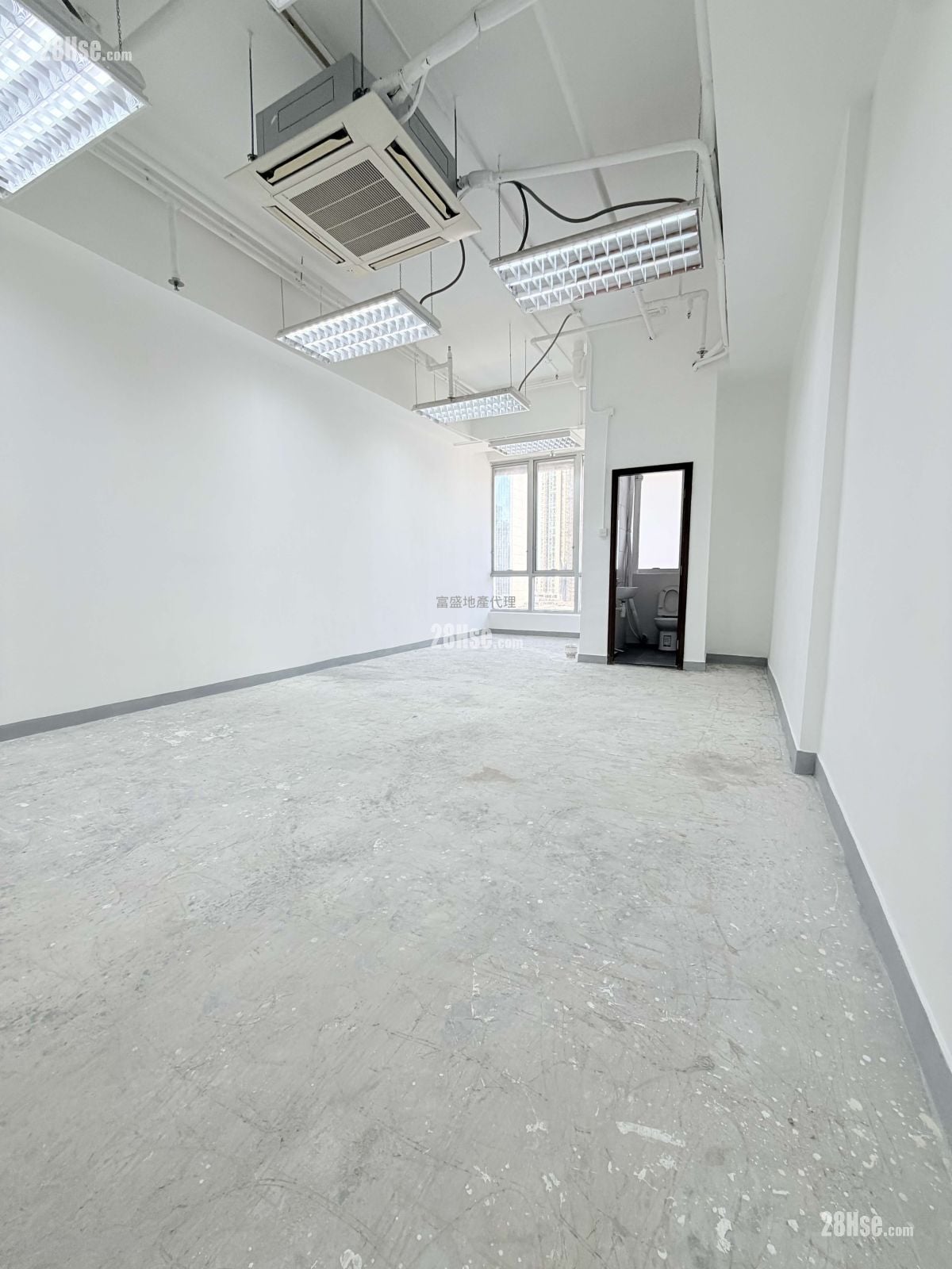 Trendy Centre Rental 430 ft²