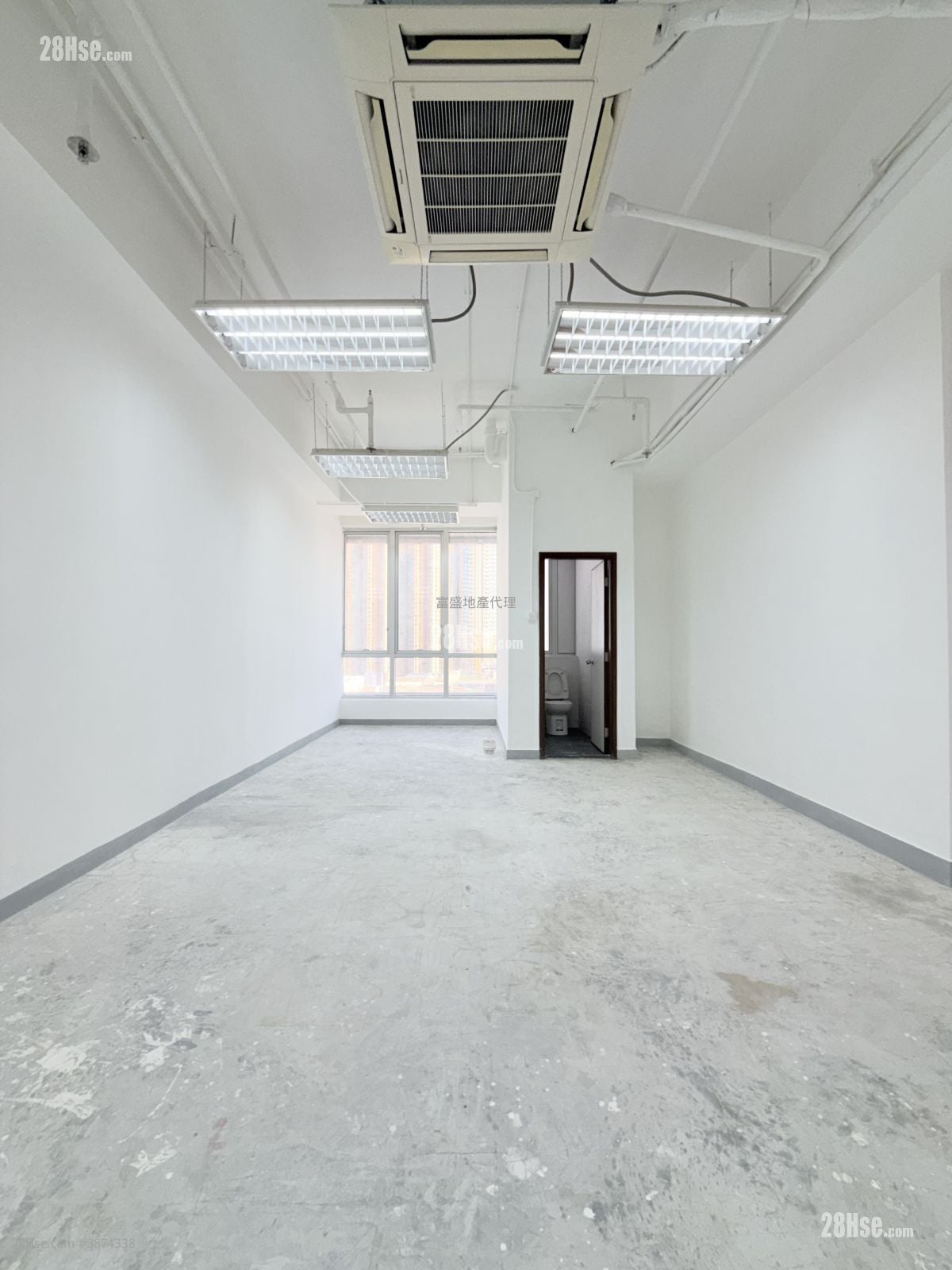 Trendy Centre Rental 430 ft²