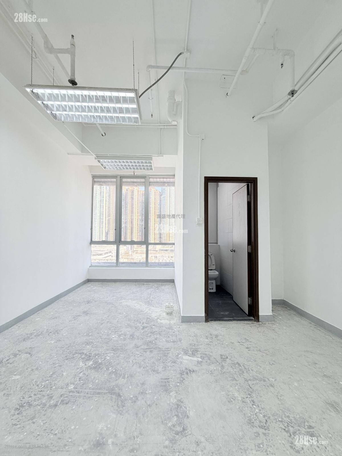 Trendy Centre Rental 430 ft²