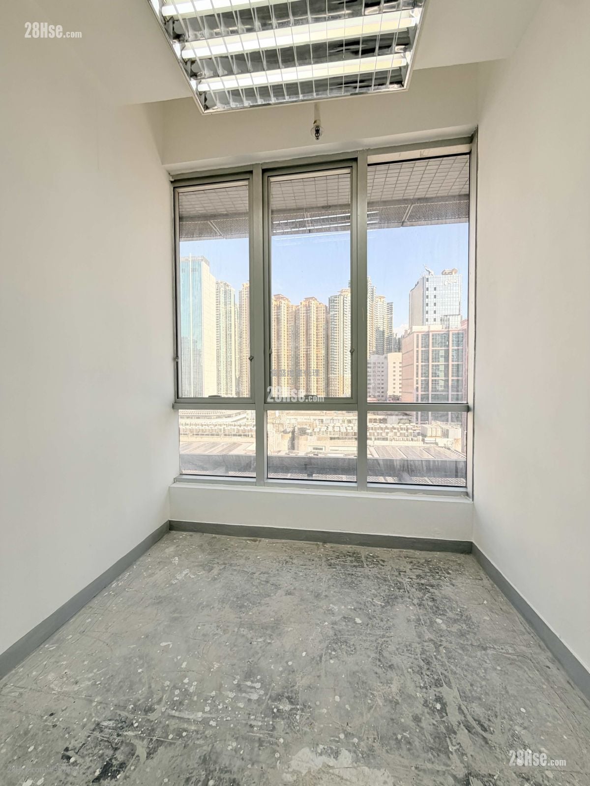 Trendy Centre Rental 430 ft²