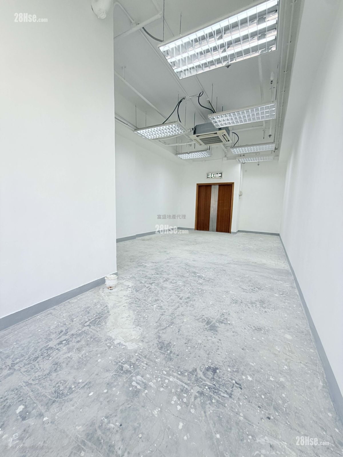 Trendy Centre Rental 430 ft²