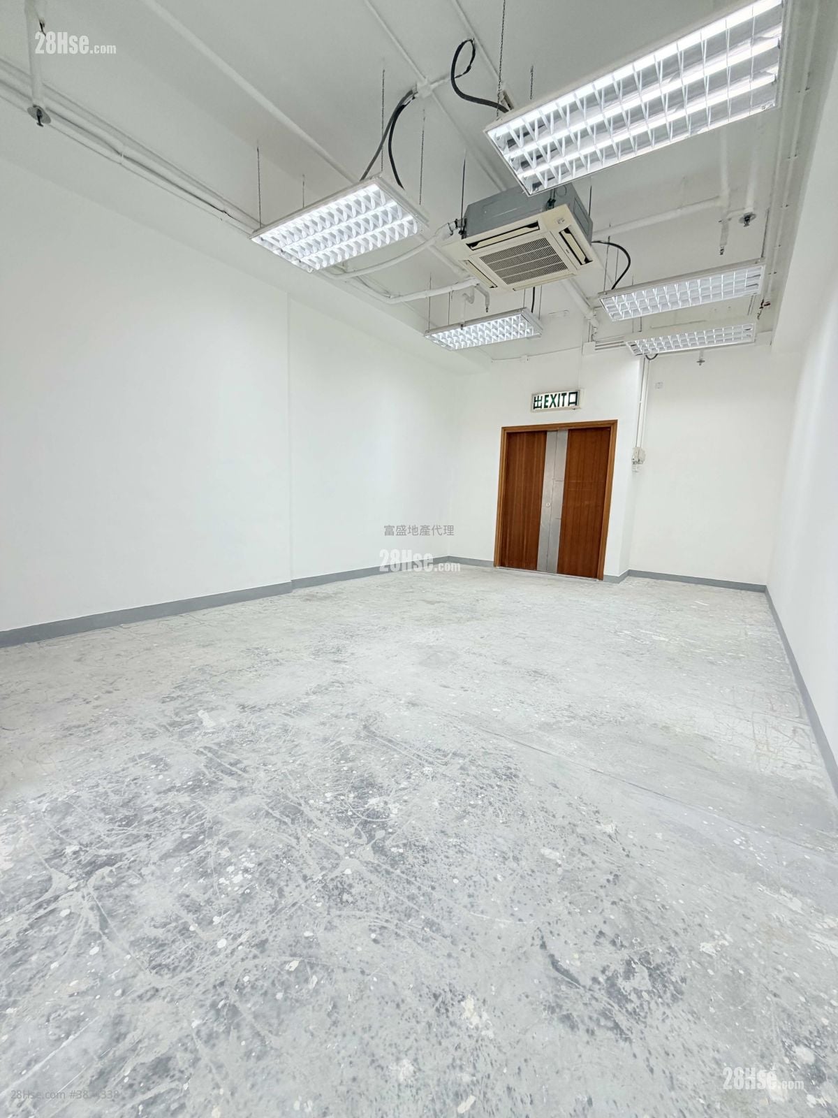 Trendy Centre Rental 430 ft²