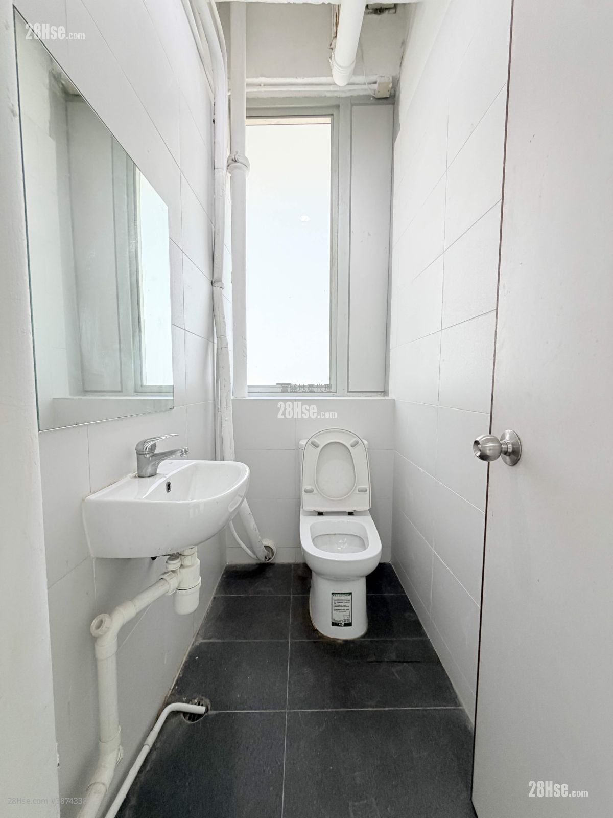 Trendy Centre Rental 430 ft²