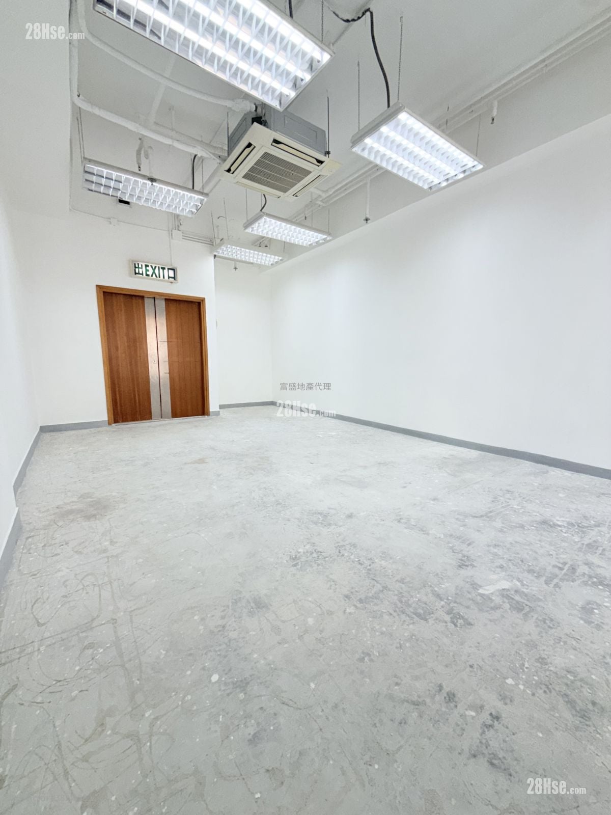 Trendy Centre Rental 430 ft²