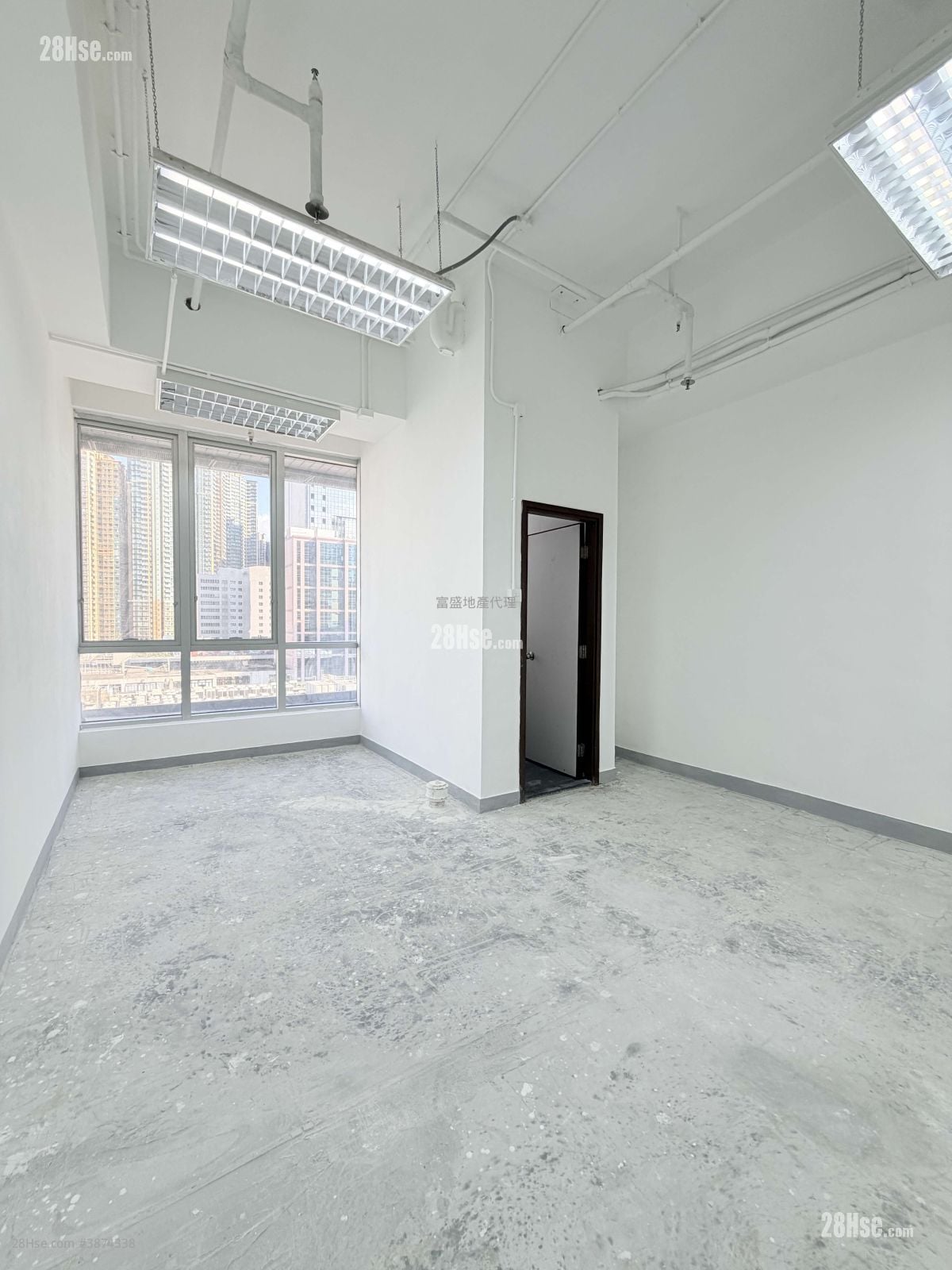 Trendy Centre Rental 430 ft²