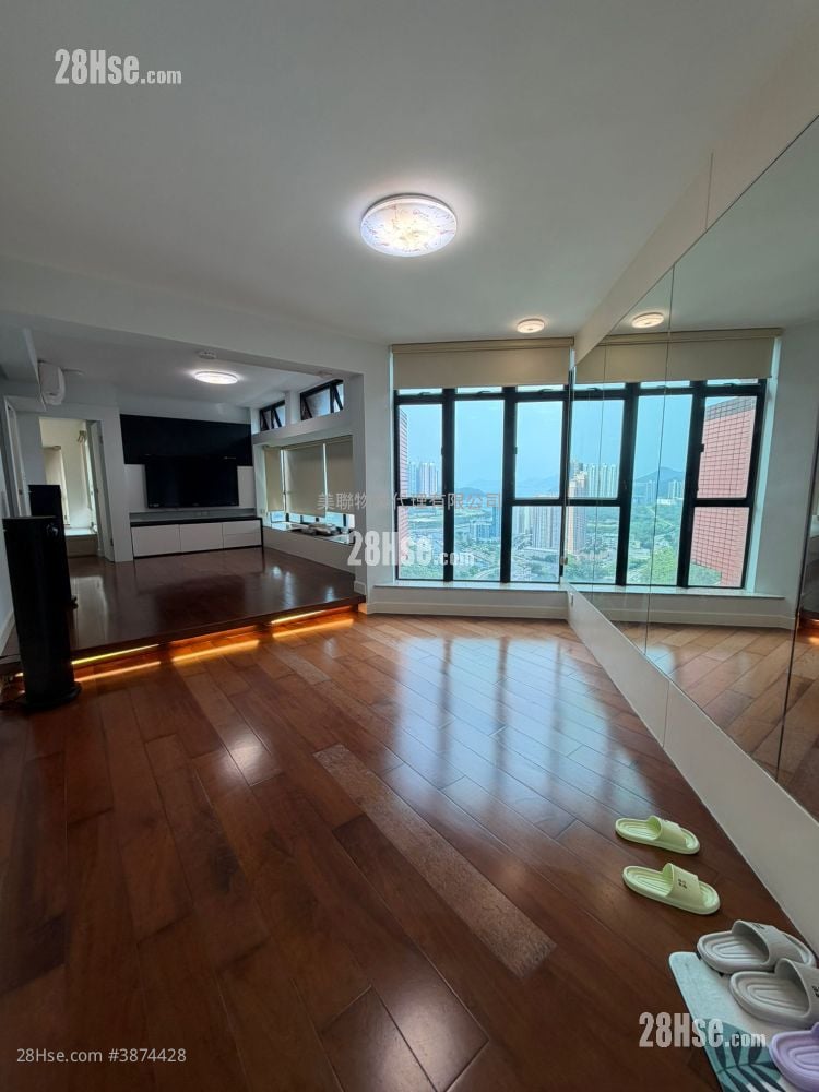 Nan Fung Plaza Sell 4 Bedrooms , 2 Bathrooms 1,227 ft²