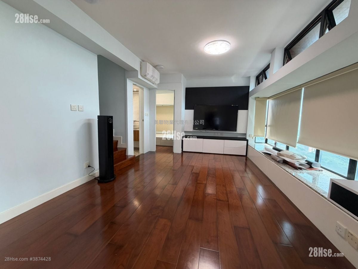 Nan Fung Plaza Sell 4 Bedrooms , 2 Bathrooms 1,227 ft²