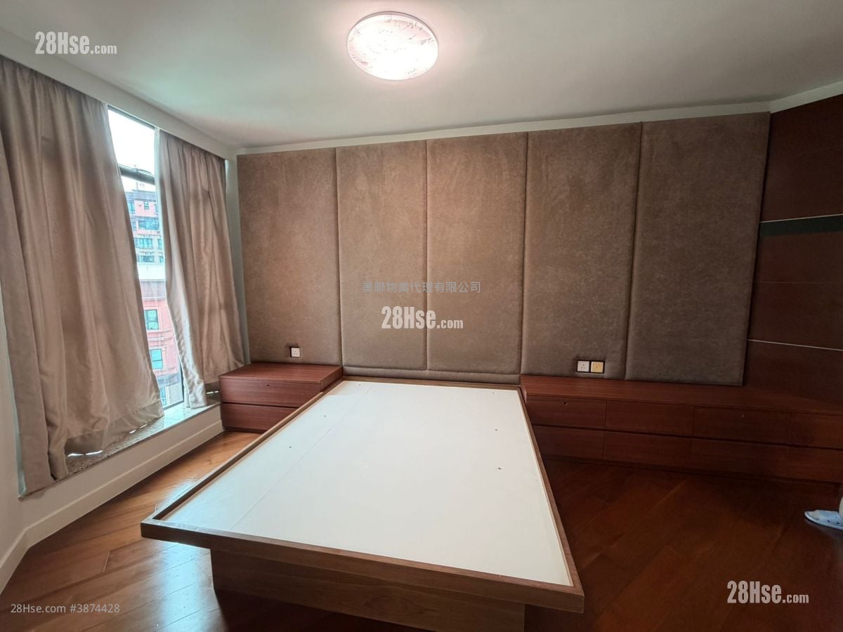 Nan Fung Plaza Sell 4 Bedrooms , 2 Bathrooms 1,227 ft²