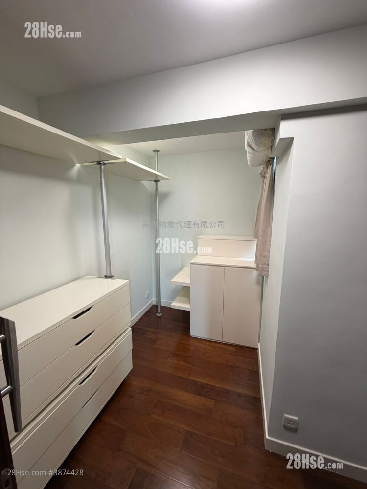 Nan Fung Plaza Sell 4 Bedrooms , 2 Bathrooms 1,227 ft²