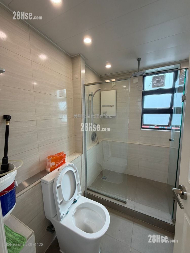 Nan Fung Plaza Sell 4 Bedrooms , 2 Bathrooms 1,227 ft²