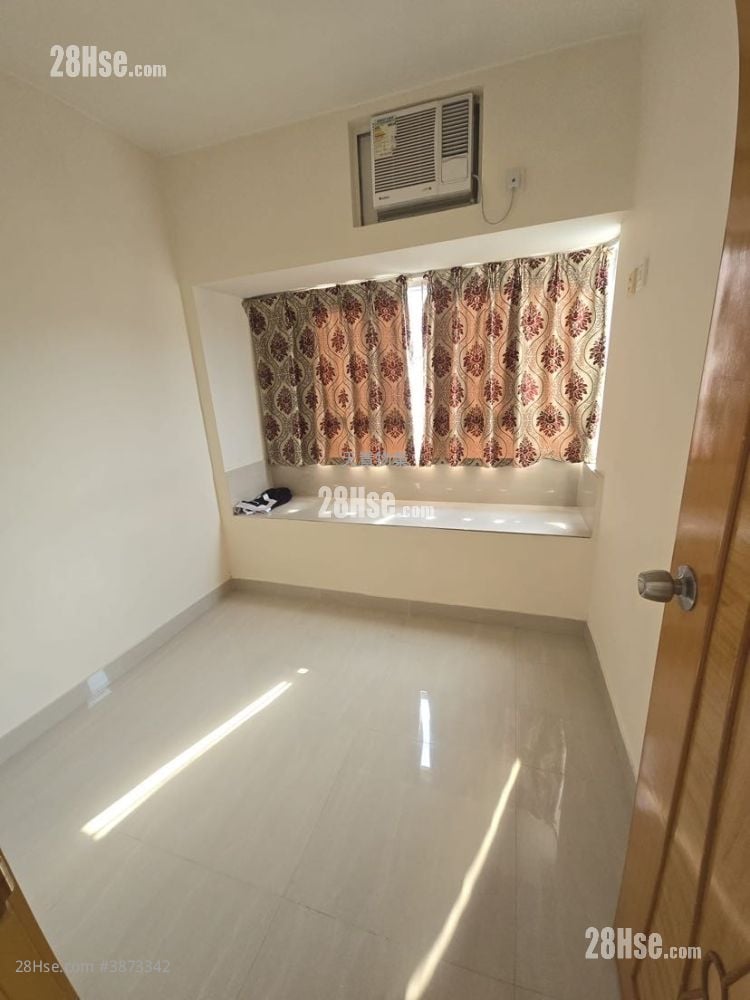 Hong Tak Gardens Sell 2 Bedrooms , 1 Bathroom 363 ft²