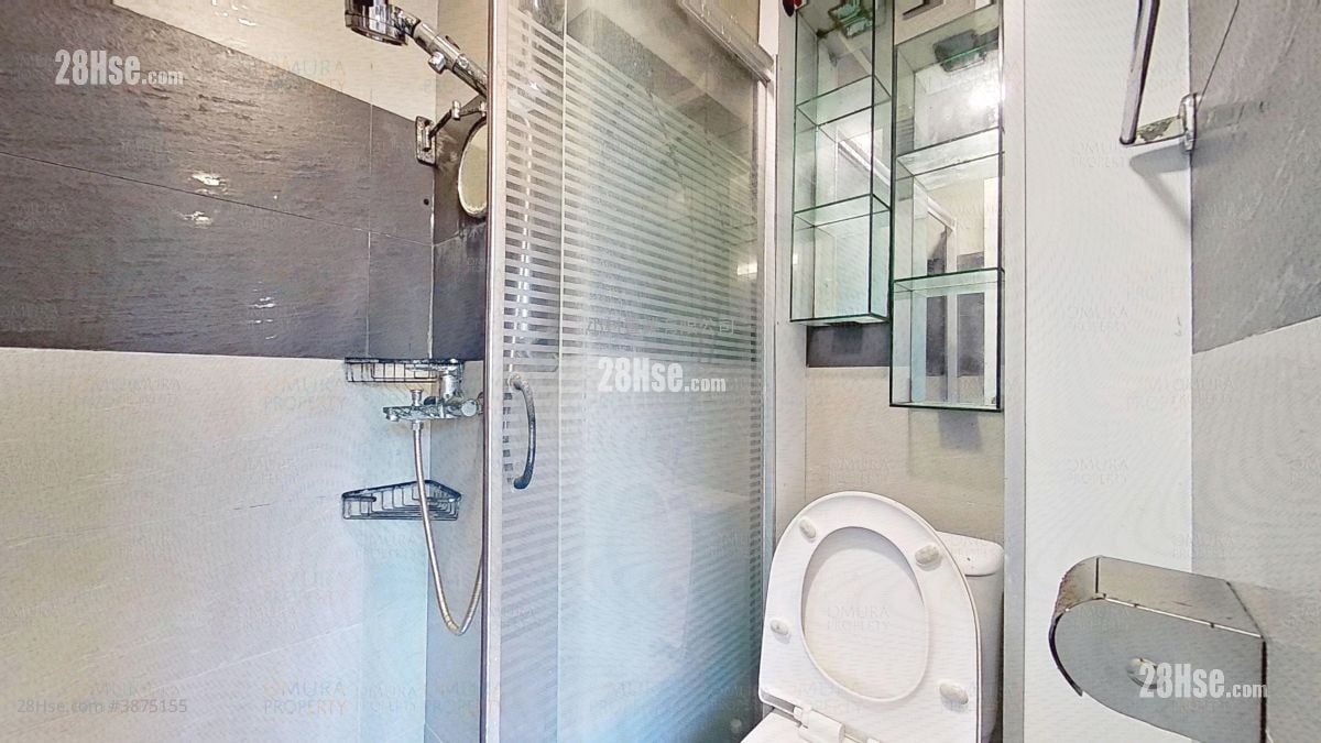 bathroom: Tsui Ping (North) Estate Sell 1 Bedroom , 1 Bathroom 381 ft²