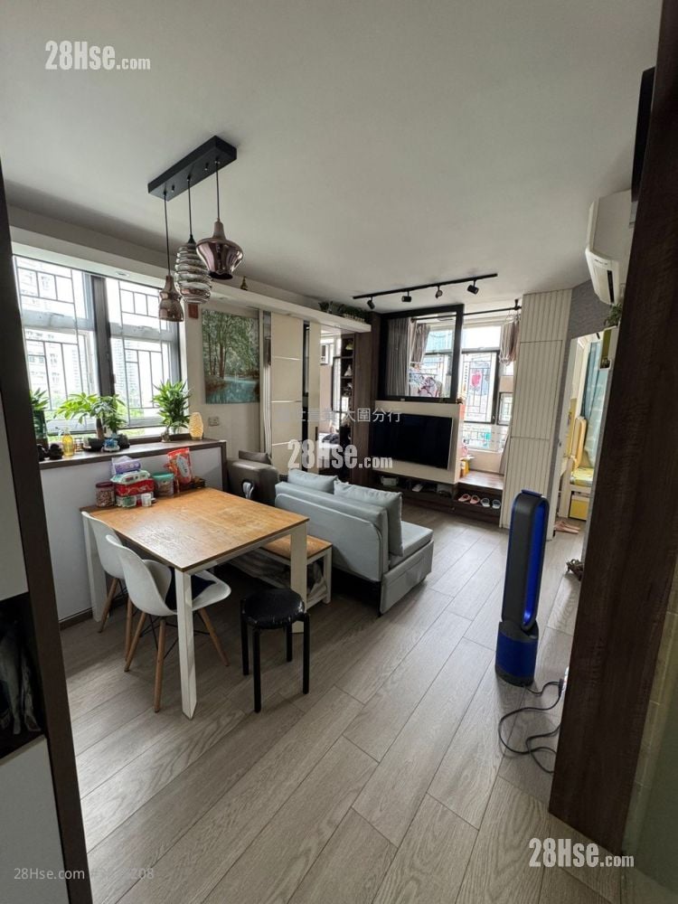 Mei Pak Court Sell 2 Bedrooms , 1 Bathroom 447 ft²