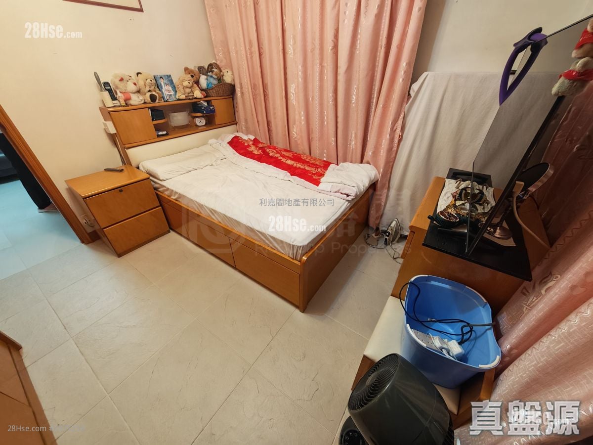 Mei Foo Sun Chuen Sell 3 Bedrooms , 2 Bathrooms 715 ft²