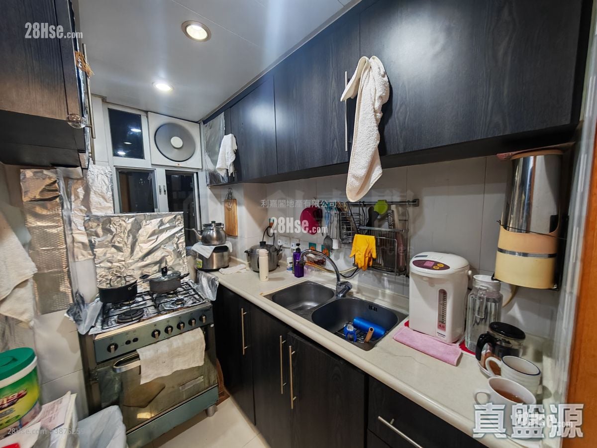 Mei Foo Sun Chuen Sell 3 Bedrooms , 2 Bathrooms 715 ft²