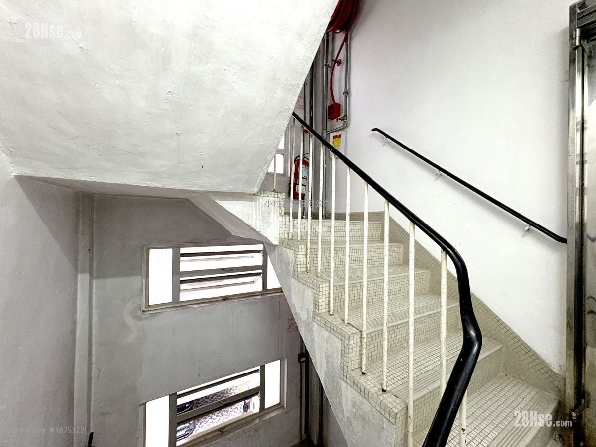 main door: 2J Mosque Junction Sell 3 Bedrooms , 2 Bathrooms 522 ft²