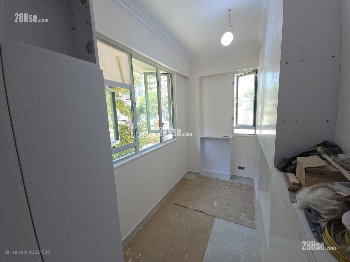 Kent Court Rental 4 Bedrooms , 2 Bathrooms 1,037 ft²