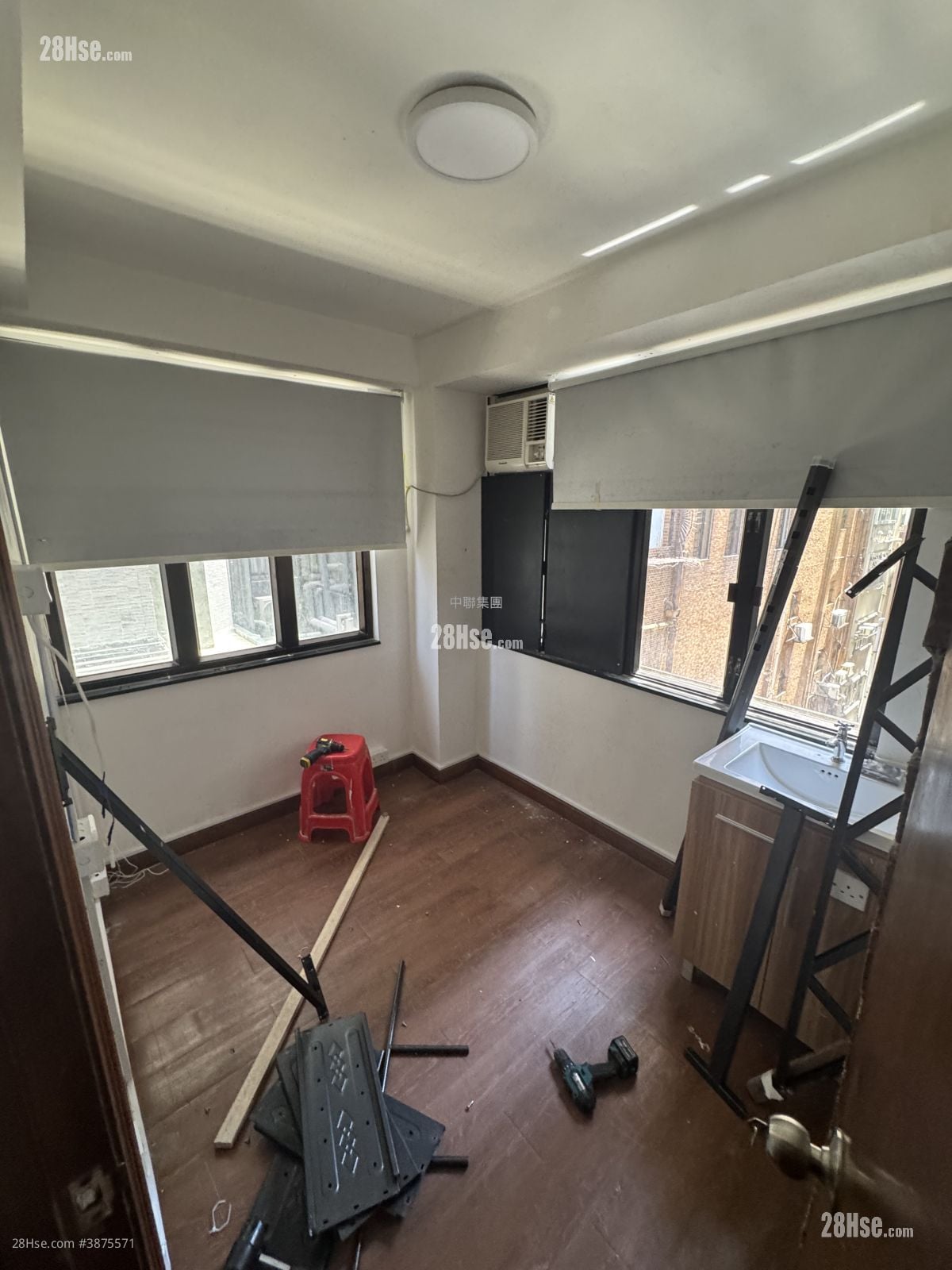 Tak Wai Building Sell 2 Bedrooms , 1 Bathroom 455 ft²