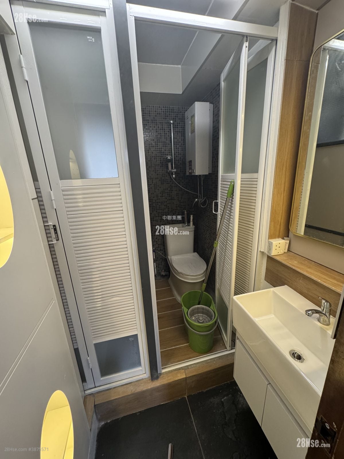 Tak Wai Building Sell 2 Bedrooms , 1 Bathroom 455 ft²