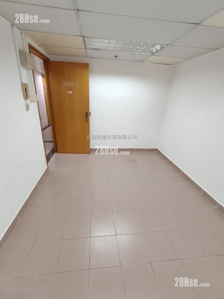 Camel Paint Building Rental 130 ft²