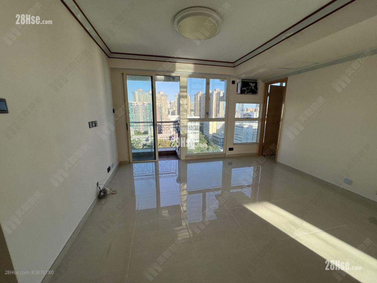 living room: The Regalia Sell 3 Bedrooms , 2 Bathrooms 791 ft²